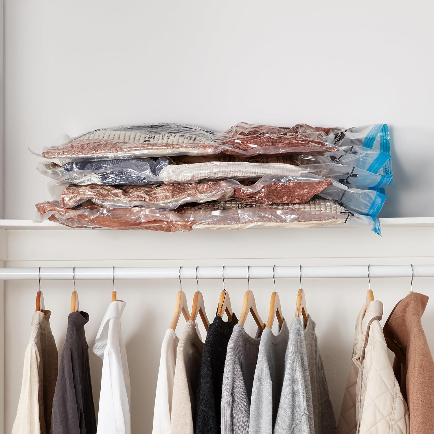 Imagen de Amazon Basics Paquete de 6 bolsas de vacío para almacenamiento de ropa, incluyen bomba manual de vacío, con cremallera, tamaño extragrande,Jumbo, Transparente
