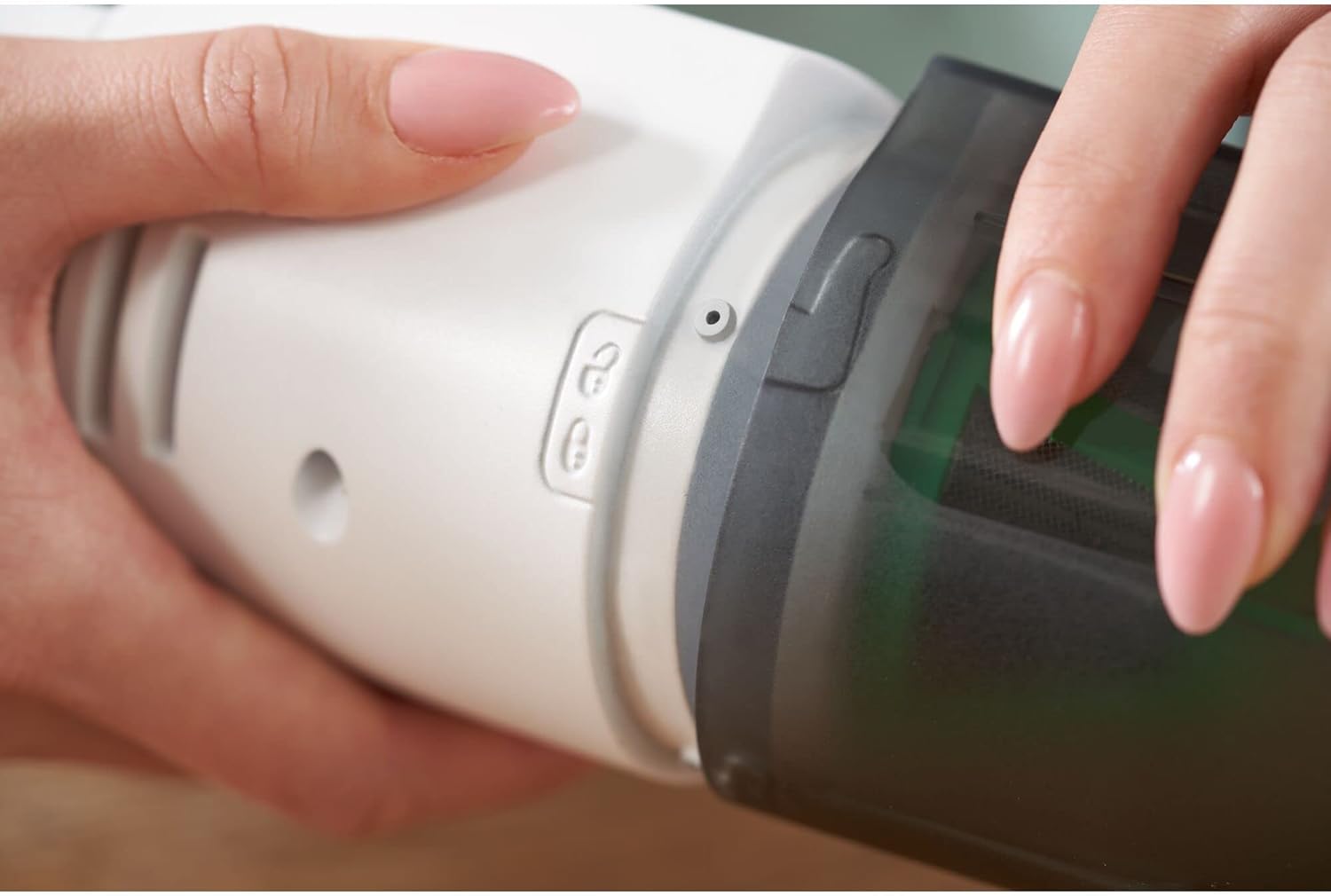 Imagen de BLACK+DECKER Aspiradora de Mano REVIVA de 7.2V, REVHV8CA-QW