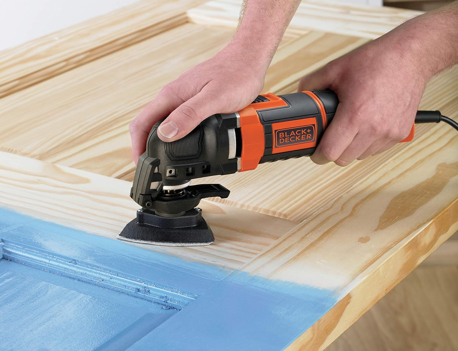 Imagen de BLACK+DECKER Multiherramienta Oscilante 300 W con 5 Acoplamientos, 6 Hojas de Lija y Maletín, Negro/Naranja, 230 V, MT300KA-QS