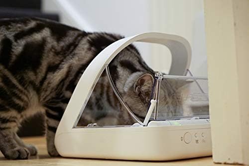 Imagen de Comedero para mascotas SureFeed Sure Petcare con lector de microchip y tapa sellada, compatible con placas de identificación RFID, para comida húmeda y seca, blanco, necesita 4 pilas C (no incluidas).