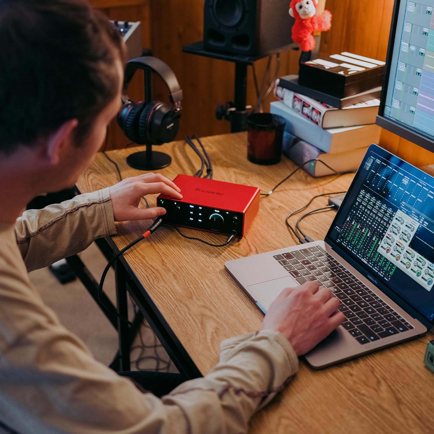 Imagen de Focusrite Scarlett 4i4 4.ª gen. interfaz de audio USB para músicos, compositores, guitarristas y creadores de contenido. Grabación de estudio, alta fidelidad y todo el software necesario