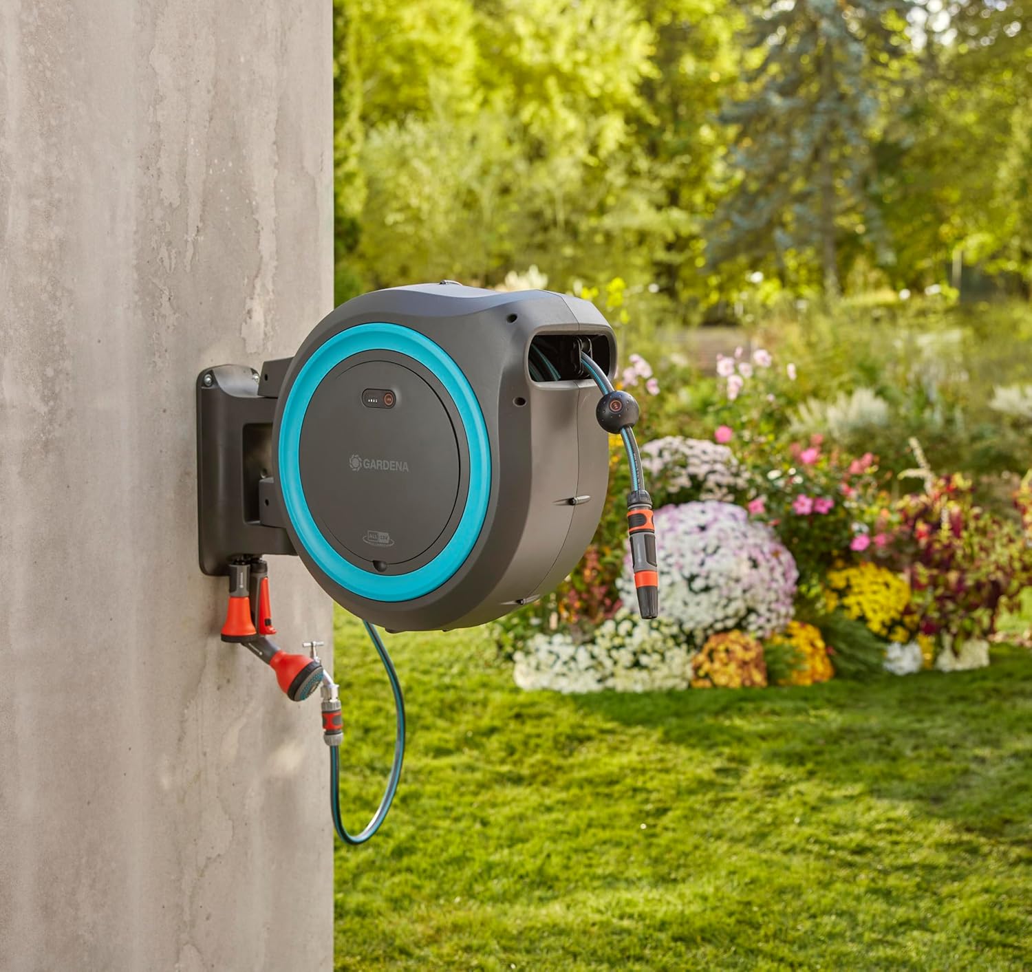 Imagen de Gardena Conjunto Listo Para Usar Portamanguera de Pared con Batería PowerRoll XL: Portamanguera automático con manguera de 35 m, guía de manguera y RollControll, con batería (18640-20)