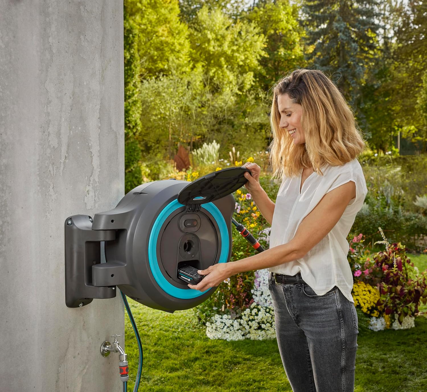 Imagen de Gardena Conjunto Listo Para Usar Portamanguera de Pared con Batería PowerRoll XL: Portamanguera automático con manguera de 35 m, guía de manguera y RollControll, con batería (18640-20)