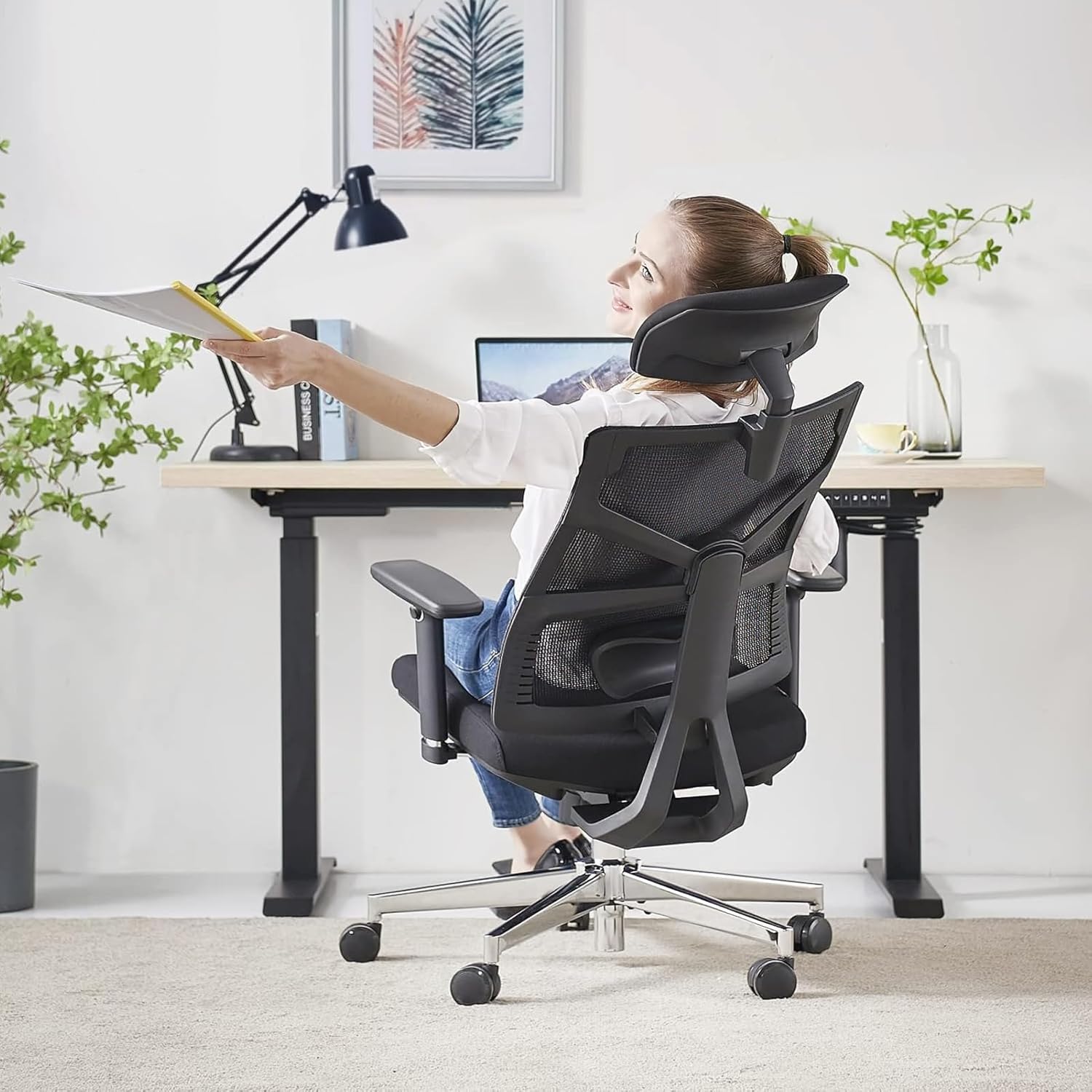 Imagen de HOLLUDLE Silla de Oficina Ergonómica con Respaldo Adaptativo, Silla de Escritorio de Alto Respaldo con Reposabrazos 4D, Profundidad de Asiento Ajustable, Soporte Lumbar y Reposacabezas 2D, Negro