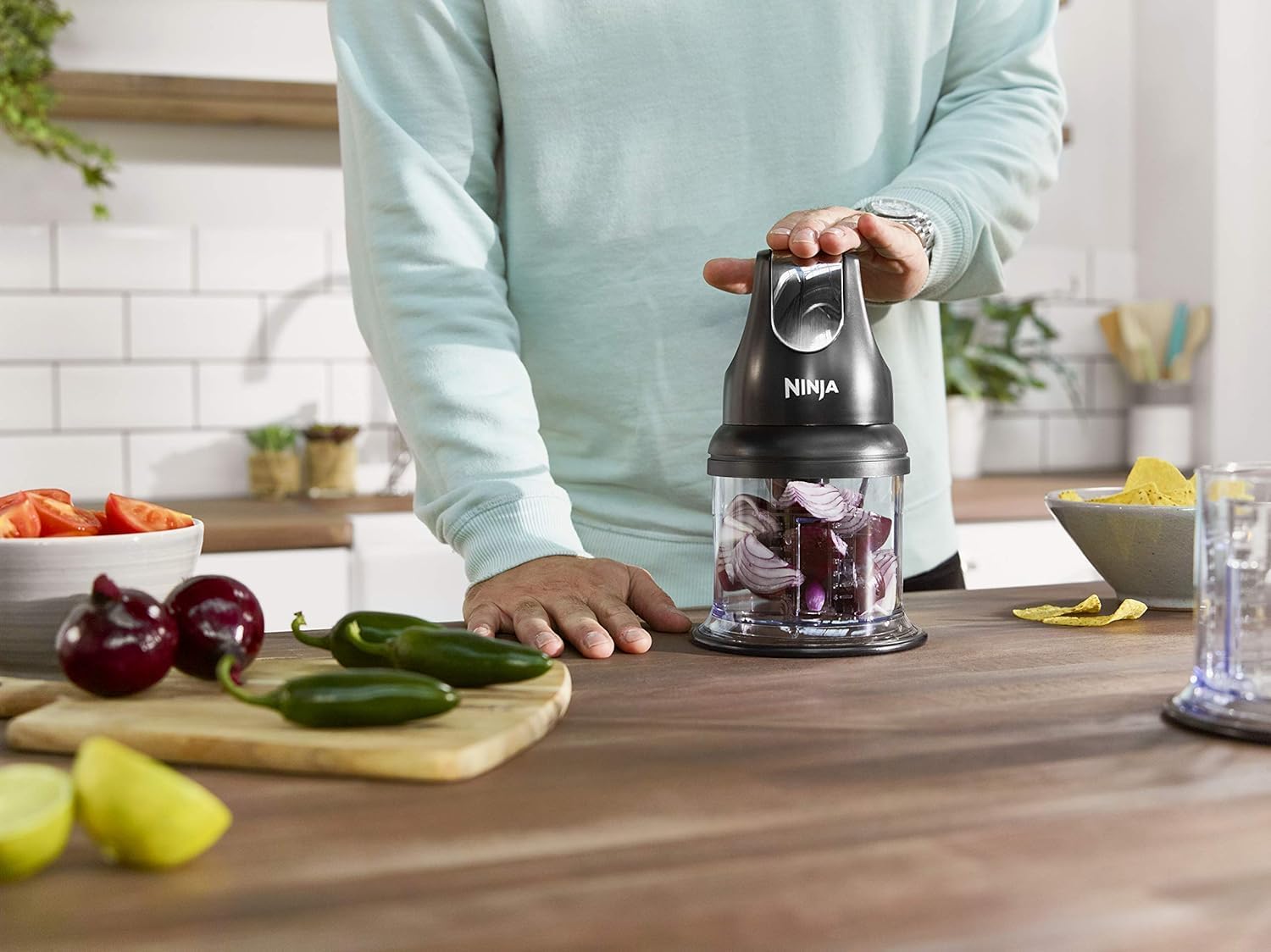 Imagen de Ninja Express Chop Mini picadora de hierbas y verduras, pica y tritura para hacer salsas, purés y sopas; negra NJ1002EUBK