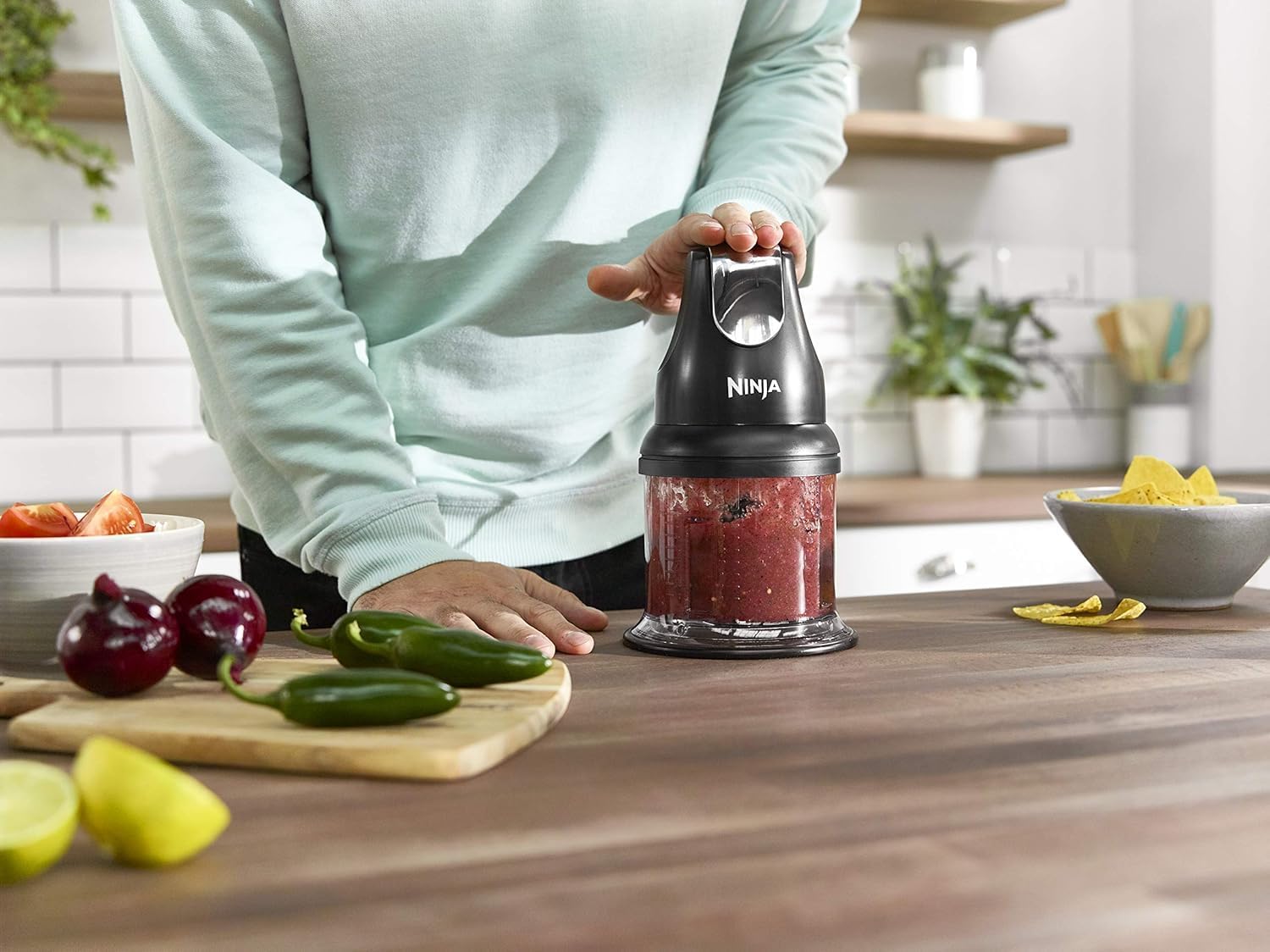 Imagen de Ninja Express Chop Mini picadora de hierbas y verduras, pica y tritura para hacer salsas, purés y sopas; negra NJ1002EUBK