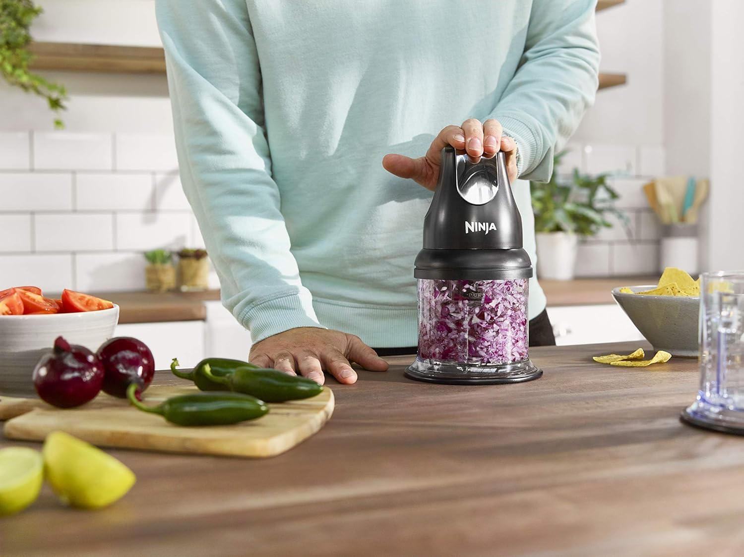 Imagen de Ninja Express Chop Mini picadora de hierbas y verduras, pica y tritura para hacer salsas, purés y sopas; negra NJ1002EUBK