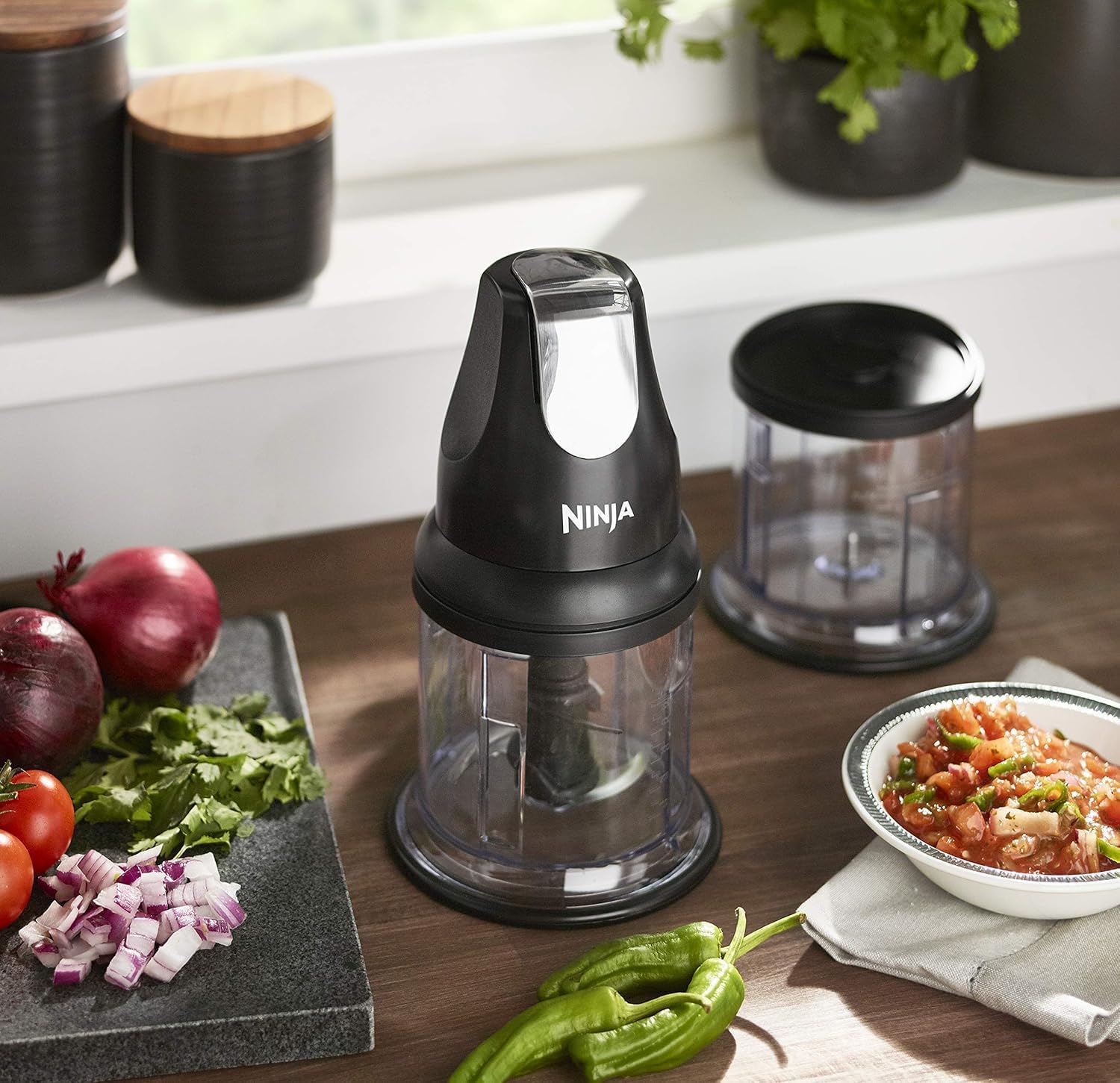 Imagen de Ninja Express Chop Mini picadora de hierbas y verduras, pica y tritura para hacer salsas, purés y sopas; negra NJ1002EUBK