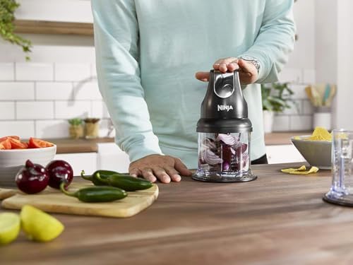 Imagen de Ninja Express Chop Mini picadora de hierbas y verduras, pica y tritura para hacer salsas, purés y sopas; negra NJ1002EUBK